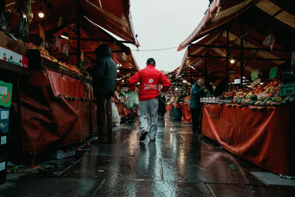 Navigating the Italian Job Market: Insights on Amazon, Poste Italiane, and Other Major Employers - Melhores oportunidade de emprego na Itália